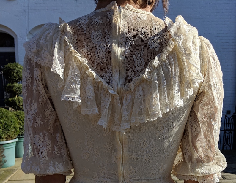 Elegant Vintage Lace off-white bridal dress size UK 8 perfect condition image 5