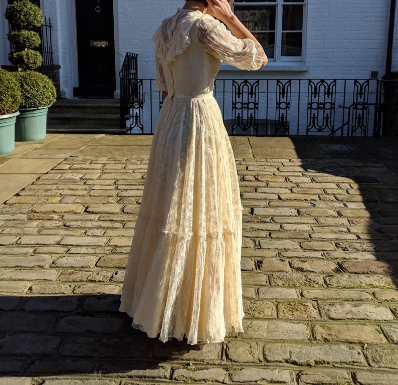 Elegant Vintage Lace off-white bridal dress size UK 8 perfect condition image 4
