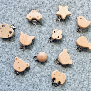 Peut inclure: Dix jouets de dentition pour bébé en bois avec attaches à clips. Les jouets de dentition sont en forme de voiture, d'étoile, d'oiseau, de feuille, de cactus, de poisson, d'ours, d'éléphant, de cercle et de chat. Les jouets de dentition sont tous en bois naturel et sont sans danger pour les bébés à mâcher.
