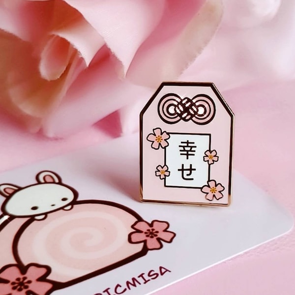 Jolie broche en émail rose Omamori, broche en émail dur Shiawase Omamori, broche rose Sakura Omamori, broche amulette japonaise, broche en émail thème Japon Sakura