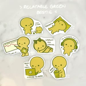 Puede incluir: Un conjunto de pegatinas amarillas con ilustraciones y texto. Las pegatinas presentan una figura de dibujos animados en diferentes situaciones, como con un portátil, bebiendo boba y usando auriculares. El texto incluye "Relatable Green Bestie", "You Stink" y "Boba Addict".