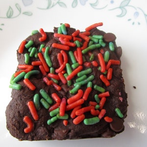 Brownies sin gluten, sin lácteos, veganos, sin huevo, sin frutos secos, sin soja, merienda segura para la escuela, regalo de cumpleaños, dulces para fiestas, celebraciones del 4 de julio. imagen 5