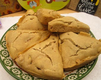 Könnte beinhalten: Ein Teller mit hellbraunem Gebäck, möglicherweise Scones oder Gebäck, mit einer rissigen Oberfläche. Der Teller hat einen grün-weiß gemusterten Rand. Das Gebäck ist kreisförmig angeordnet.