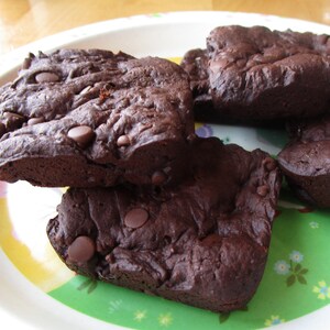 Brownies sin gluten, sin lácteos, veganos, sin huevo, sin frutos secos, sin soja, merienda segura para la escuela, regalo de cumpleaños, dulces para fiestas, celebraciones del 4 de julio. imagen 4
