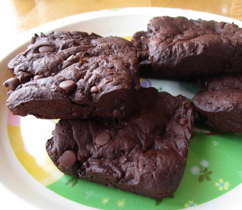 Brownies sin gluten, sin lácteos, veganos, sin huevo, sin frutos secos, sin soja, merienda segura para la escuela, regalo de cumpleaños, dulces para fiestas, celebraciones del 4 de julio. imagen 4