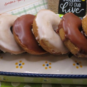 Gluten Free Glazed Donuts, Dairy Free, Egg Free, Vegan, Chocolate Vanilla, Nut Free, School Safe, Birthday Party Desserts, Back to school bild 1