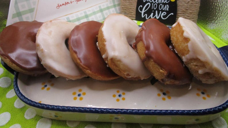 Gluten Free Glazed Donuts, Dairy Free, Egg Free, Vegan, Chocolate Vanilla, Nut Free, School Safe, Birthday Party Desserts, Back to school bild 1