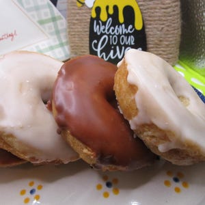 Gluten Free Glazed Donuts, Dairy Free, Egg Free, Vegan, Chocolate Vanilla, Nut Free, School Safe, Birthday Party Desserts, Back to school bild 6