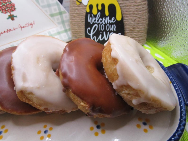 Gluten Free Glazed Donuts, Dairy Free, Egg Free, Vegan, Chocolate Vanilla, Nut Free, School Safe, Birthday Party Desserts, Back to school bild 6