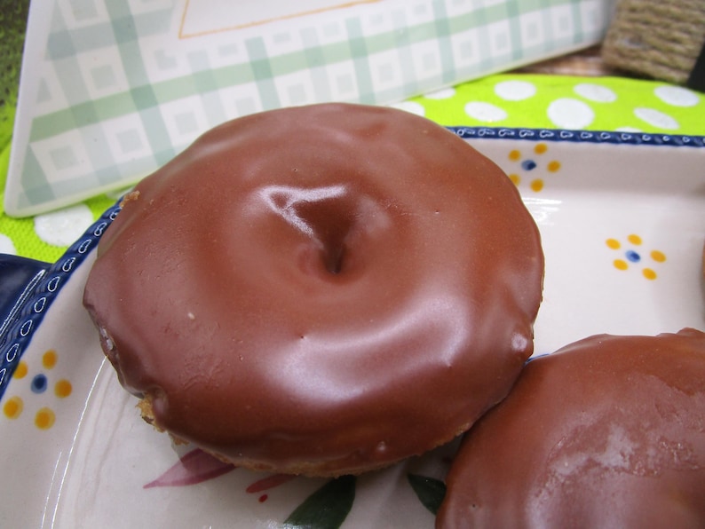 Gluten Free Glazed Donuts, Dairy Free, Egg Free, Vegan, Chocolate Vanilla, Nut Free, School Safe, Birthday Party Desserts, Back to school bild 9