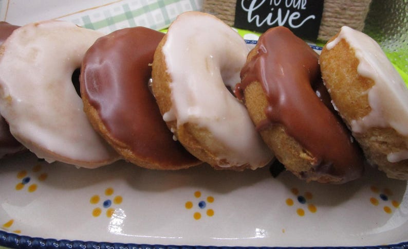 Gluten Free Glazed Donuts, Dairy Free, Egg Free, Vegan, Chocolate Vanilla, Nut Free, School Safe, Birthday Party Desserts, Back to school bild 3