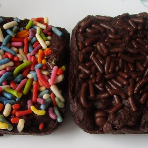 Brownies sin gluten, sin lácteos, veganos, sin huevo, sin frutos secos, sin soja, merienda segura para la escuela, regalo de cumpleaños, dulces para fiestas, celebraciones del 4 de julio. imagen 1