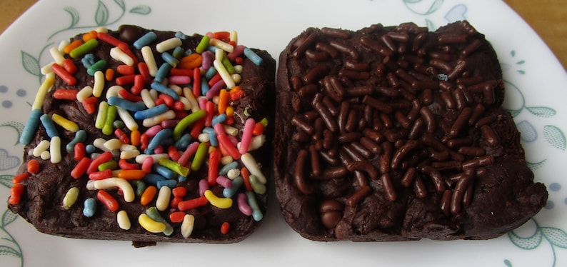 Brownies sin gluten, sin lácteos, veganos, sin huevo, sin frutos secos, sin soja, merienda segura para la escuela, regalo de cumpleaños, dulces para fiestas, celebraciones del 4 de julio. imagen 1