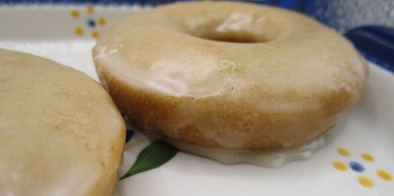 Gluten Free Glazed Donuts, Dairy Free, Egg Free, Vegan, Chocolate Vanilla, Nut Free, School Safe, Birthday Party Desserts, Back to school bild 8