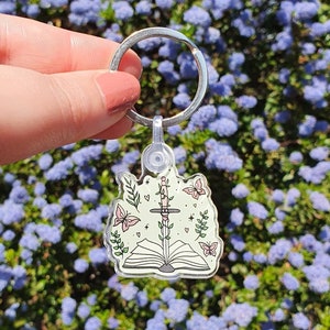 Cottagecore Book & Sword-sleutelhanger: vlinderfantasiesleutelhanger
