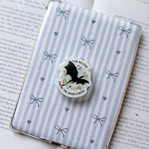 Peut inclure: Ensemble de trois mugs en céramique crème tachetée. Chaque mug présente un motif floral peint à la main en bleu, vert et jaune. Les mugs ont une forme simple et moderne.