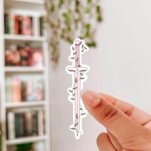 Peut inclure: Une épée rose avec une garde blanche et une vigne enroulée autour d'elle. La vigne a des feuilles vertes.