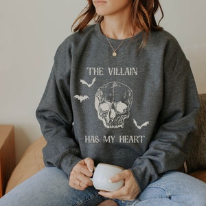 The Villain has my heart skull sweatshirt, bookish sweatshirt, fantasy books jumper, reader sweater, bookish apparel, bookworm