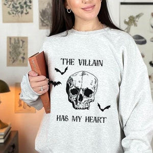 The Villain has my heart skull sweatshirt, bookish sweatshirt, fantasy books jumper, reader sweater, bookish apparel, bookworm