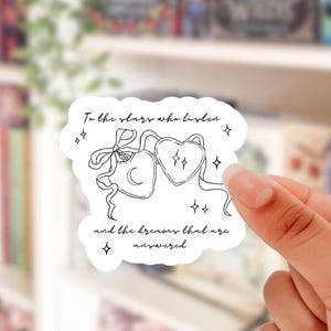 ACOTAR to the stars who listen medaillonsticker, Sarah J Maas officieel gelicentieerde sticker