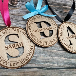 Étiquettes d'anniversaire personnalisées, Étiquettes pour cadeaux en bois, Décorations de 50e anniversaire, Articles de fête d'anniversaire pour adultes, Étiquettes pour bouteilles de vin, Étiquettes de nom en bois