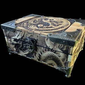 Handgefertigte Holz Schmuckschatulle mit Drache und Yin-Yang-Muster