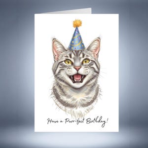 Può includere: Biglietto di auguri di compleanno con un gatto tabby grigio sorridente che indossa un cappello da festa blu con dettagli gialli. Il biglietto recita "Have a Purr-fect Birthday!" in corsivo nero, perfetto per gli amanti dei gatti.