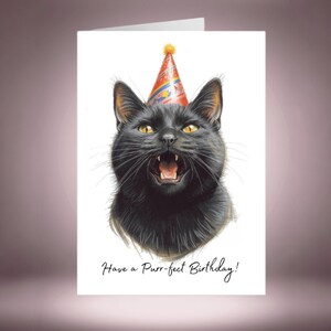 Può includere: Biglietto di auguri di compleanno con un gatto nero con un cappello da festa. Il gatto ha la bocca aperta. La carta dice "Have a Purr-fect Birthday!" in un carattere scritto a mano.