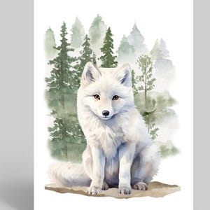 Op de afbeelding: Een witte wenskaart met een aquarel illustratie van een witte poolvos. De vos zit, met een bos van groene en grijze bomen op de achtergrond. De kaart is van binnen leeg.
