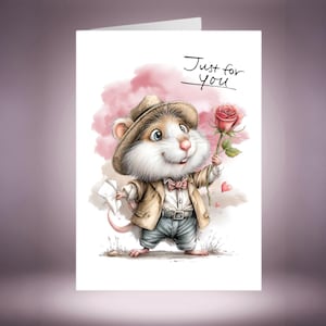 Può includere: Un biglietto di auguri con un topo dei cartoni animati vestito con una giacca beige, pantaloni blu e un papillon, che tiene in mano una rosa rossa e un piccolo foglio bianco. Il biglietto ha il testo "Just for You" in scrittura nera, con uno sfondo rosa acquerello.