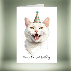Può includere: Biglietto di auguri di compleanno con un gatto bianco con un cappello da festa a righe e un ampio sorriso. Il biglietto include il testo "Have a Purr-fect Birthday!" in stile scritto a mano.