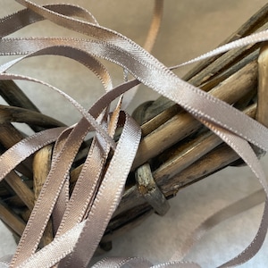 OFFERTA SPECIALE Berisfords Shade 18 Silver Grey Double Satin 5 mm di larghezza x rotolo da 20 metri