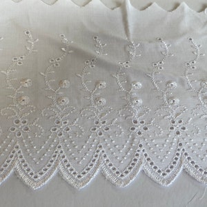 Joli motif floral de qualité supérieure en broderie anglaise blanche, bordure en dentelle plate de 15 cm avec bord festonné pointu
