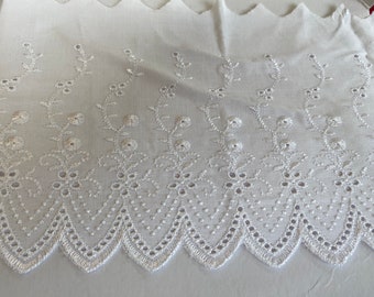 Pretty Floral Design White Broderie Anglaise Flat Lace Trimming with Pointed Scalloped Edge 15cm Width