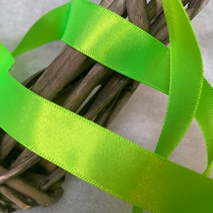 Berisfords fluorescerend neon dubbelzijdig satijnen lint. Kies kap, lengte en breedte Premiumkwaliteit MILIEUVRIENDELIJK