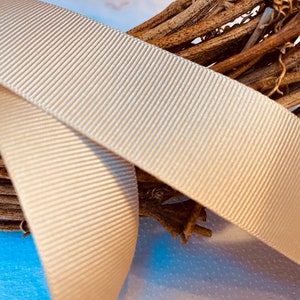 Berisfords Grosgrain Ribbon Shade 9627 Deep Cream Verkrijgbaar in 6 10 16 25 40 mm breed. Perfect voor kaarten, knutselen.  MILIEUVRIENDELIJK