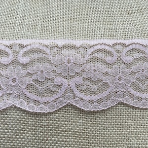 Galon plat rose layette 60 mm Joli motif floral fabriqué au Royaume-Uni, parfait pour la confection de robes et l'artisanat