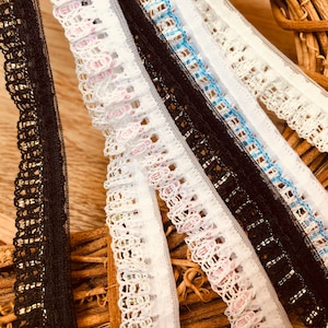 Sierlijk smal verzameld kant met stroken, ongeveer 15 mm breed, keuze uit kleuren en lengtes Perfect voor poppenkleding en babykleding