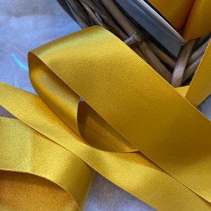 Fita de cetim dupla face Berisfords Shade 412 Topázio Dourado. Escolha o comprimento e a largura. QUALIDADE PREMIUM. Ecologicamente correta. Reciclada.