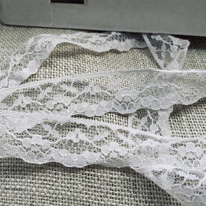 Renda plana rosa blush com lindo desenho floral de 25 mm de largura, perfeita para projetos de artesanato e costura