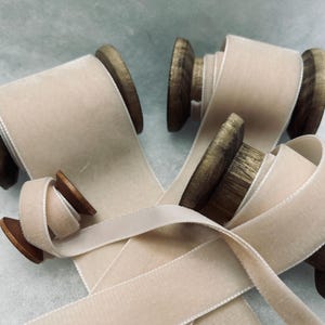 Berisfords Beige Luxus-Samtband Auswahl von 9 mm 16 mm 22 mm 36 mm 50 mm Breiten Perfekt zum Basteln, Nähen, Geschenkverpackung