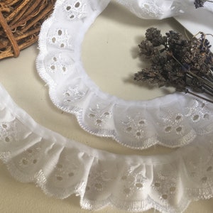 Premium Quality 1 / 2.5 cm Gathered Broderie Anglaise Lace Trimming. Choice of Black, White or Ivory Cream White