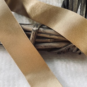 Fita de Cetim Dupla Face Berisfords Shade 6835 Palha. Escolha o comprimento e a largura. Qualidade Premium, ECOLÓGICA, Fabricada no Reino Unido.