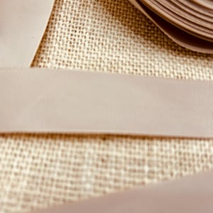 ABSTAND 10 Meter Beige Polyester-Band-Fabrik Rejekt 25 MM BREITE Made in the Uk