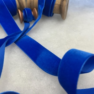 Nastro di velluto di lusso blu reale Berisfords Scelta di larghezze 9 mm 16 mm 22 mm 36 mm 50 mm Perfetto per artigianato, cucito, confezioni regalo