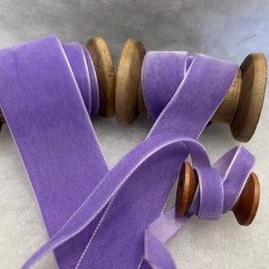 Berisfords violet luxe fluwelen lint Keuze uit 9 mm 16 mm 22 mm 36 mm 50 mm breedte Perfect voor knutselen, naaien en cadeauverpakking