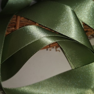 Berisfords Shade 80 Khaki Grün Doppelseitiges Satinband. Wählen Sie Länge und Breite. Premium-Qualität, UMWELTFREUNDLICH RECYCLEDMade in Großbritannien.