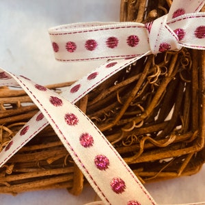 NOVIDADE Fita de cetim de 12 mm/1/2&quot; branca/rosa fúcsia com bolinhas metálicas brilhantes e bolinhas. Perfeita para embrulhos de presentes, decorações e muito mais.