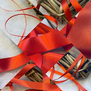 Berisfords premiumkwaliteit MILIEUVRIENDELIJK GERECYCLED Shade 21 klaproosrood dubbelzijdig satijnlint. Kies lengte en breedte. Gemaakt in het Verenigd Koninkrijk