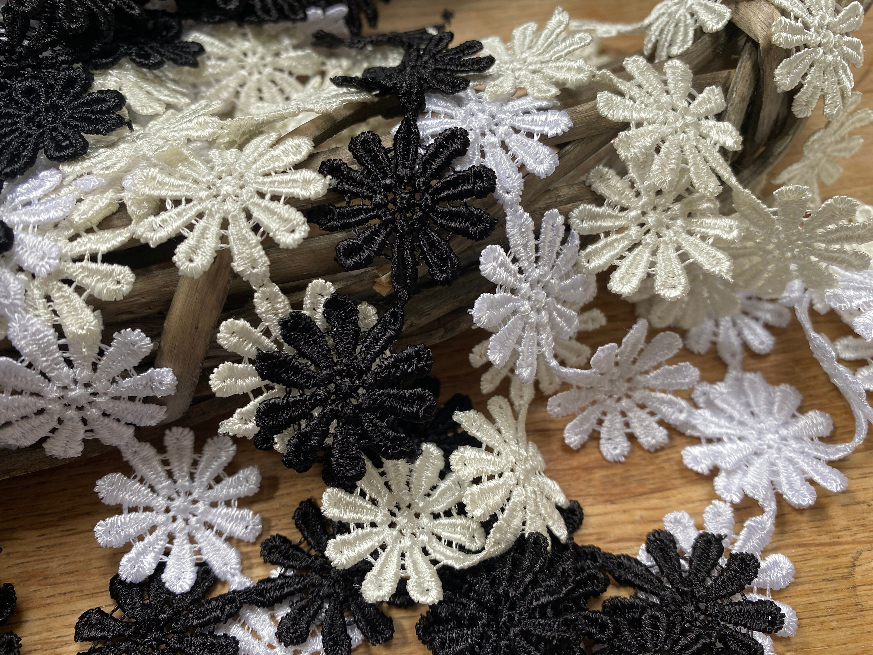 Traditional  25mm/1" Daisy Guipure Lace Trimming. Available in White, Black or  Cream.Choice of Lengths